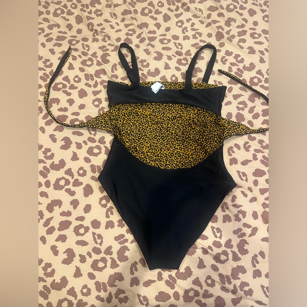 Reversible Leopard / Black Print One-Piece Swimsuit cut out bathing suit - Picture 14 of 17